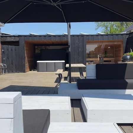 Puur Eastermar - Monumentaal, Authentiek En Luxe Koetshuis Aan Open Vaarwater Met Jacuzzi En Sauna Oostermeer エクステリア 写真