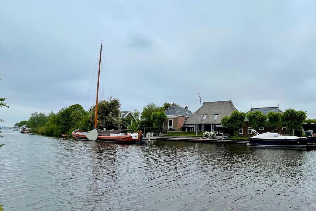 Puur Eastermar - Monumentaal, Authentiek En Luxe Koetshuis Aan Open Vaarwater Met Jacuzzi En Sauna Oostermeer エクステリア 写真