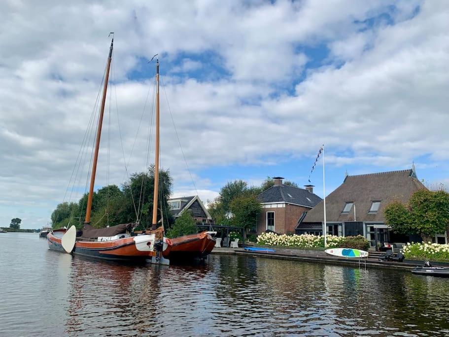Puur Eastermar - Monumentaal, Authentiek En Luxe Koetshuis Aan Open Vaarwater Met Jacuzzi En Sauna Oostermeer エクステリア 写真