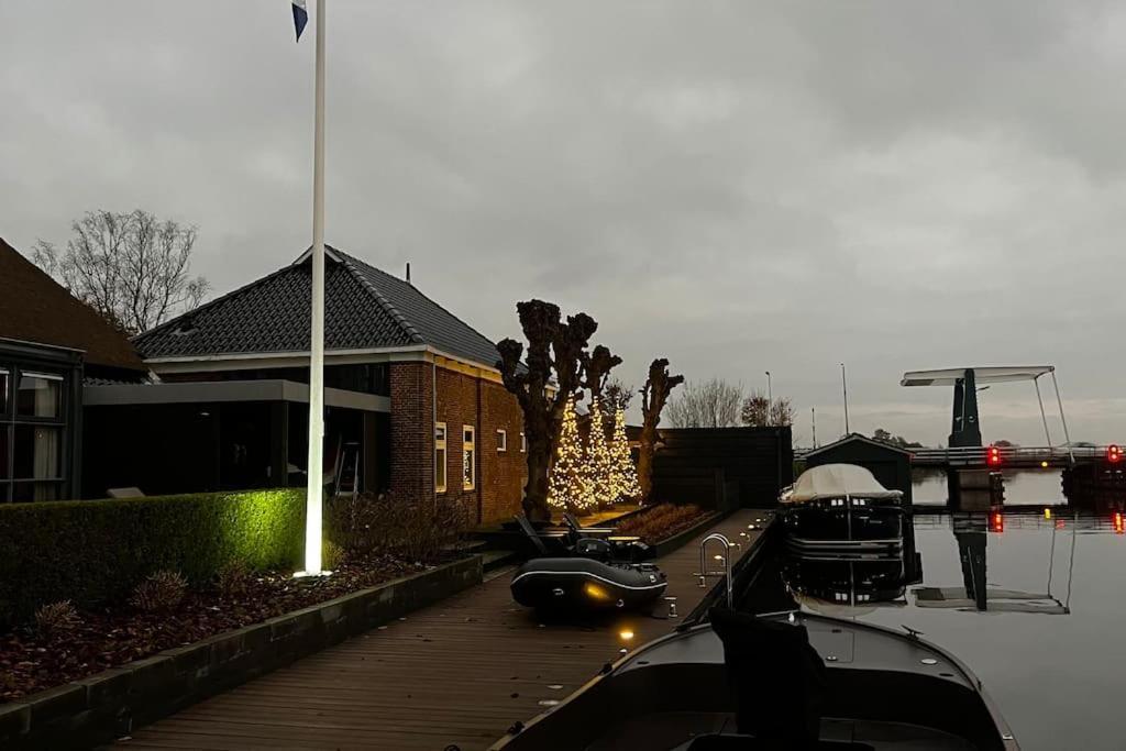 Puur Eastermar - Monumentaal, Authentiek En Luxe Koetshuis Aan Open Vaarwater Met Jacuzzi En Sauna Oostermeer エクステリア 写真