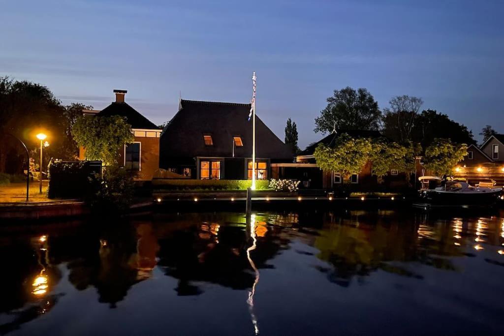 Puur Eastermar - Monumentaal, Authentiek En Luxe Koetshuis Aan Open Vaarwater Met Jacuzzi En Sauna Oostermeer エクステリア 写真