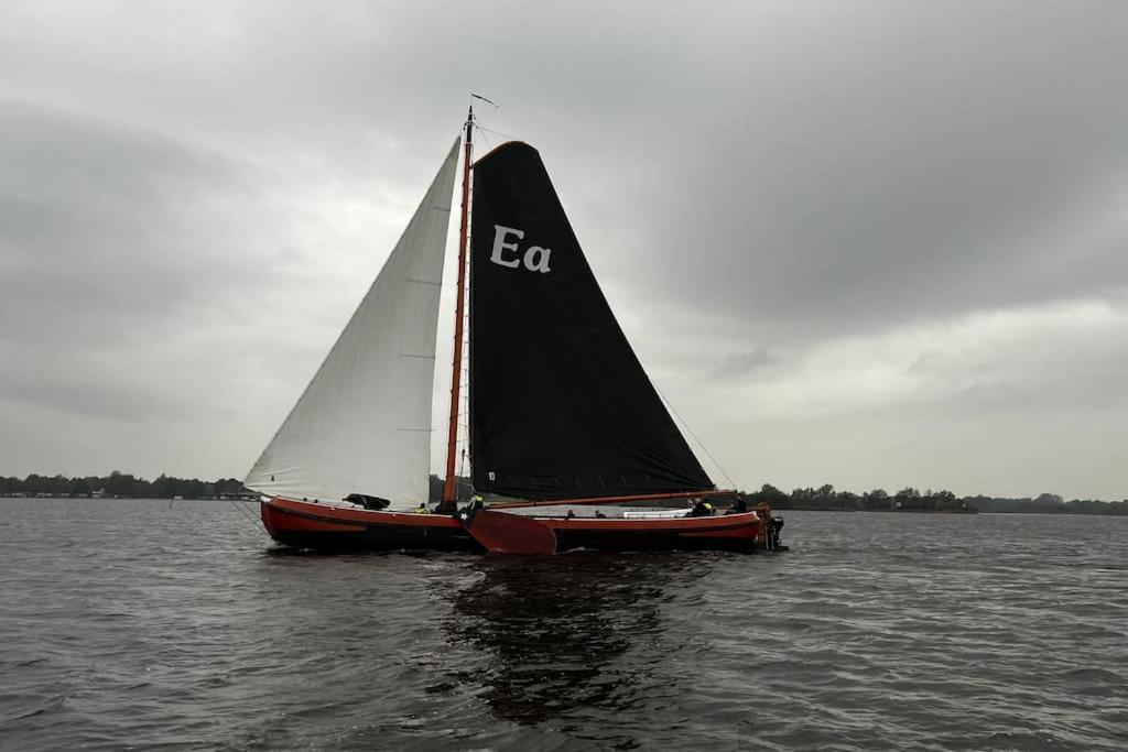 Puur Eastermar - Monumentaal, Authentiek En Luxe Koetshuis Aan Open Vaarwater Met Jacuzzi En Sauna Oostermeer エクステリア 写真
