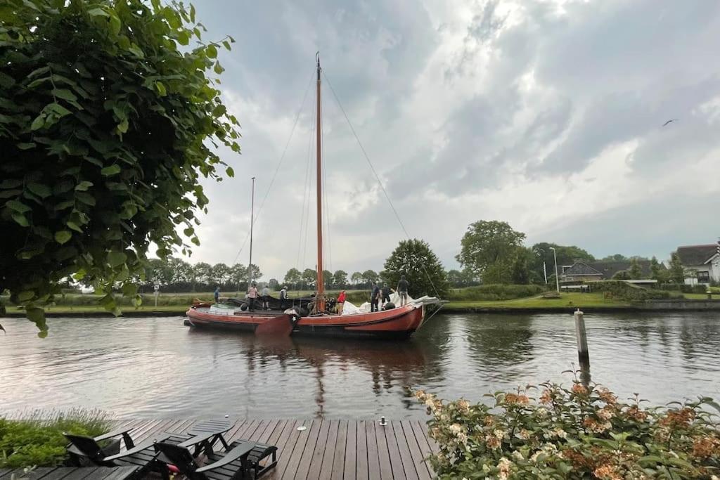 Puur Eastermar - Monumentaal, Authentiek En Luxe Koetshuis Aan Open Vaarwater Met Jacuzzi En Sauna Oostermeer エクステリア 写真