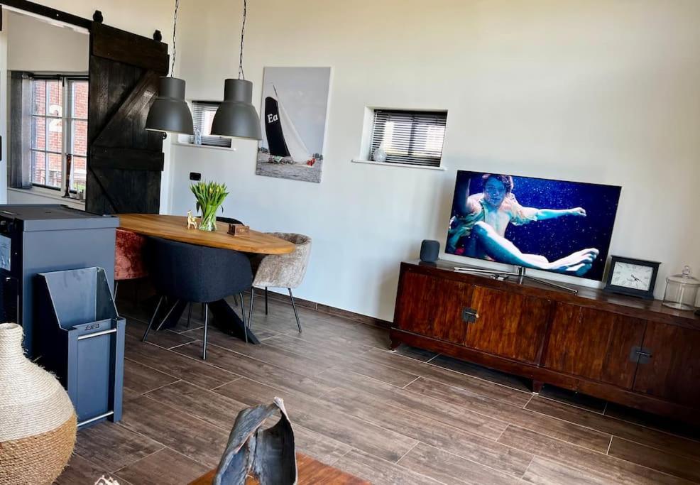 Puur Eastermar - Monumentaal, Authentiek En Luxe Koetshuis Aan Open Vaarwater Met Jacuzzi En Sauna Oostermeer エクステリア 写真