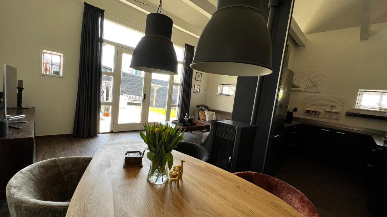 Puur Eastermar - Monumentaal, Authentiek En Luxe Koetshuis Aan Open Vaarwater Met Jacuzzi En Sauna Oostermeer エクステリア 写真
