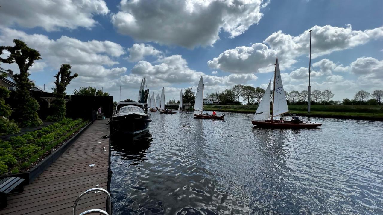 Puur Eastermar - Monumentaal, Authentiek En Luxe Koetshuis Aan Open Vaarwater Met Jacuzzi En Sauna Oostermeer エクステリア 写真