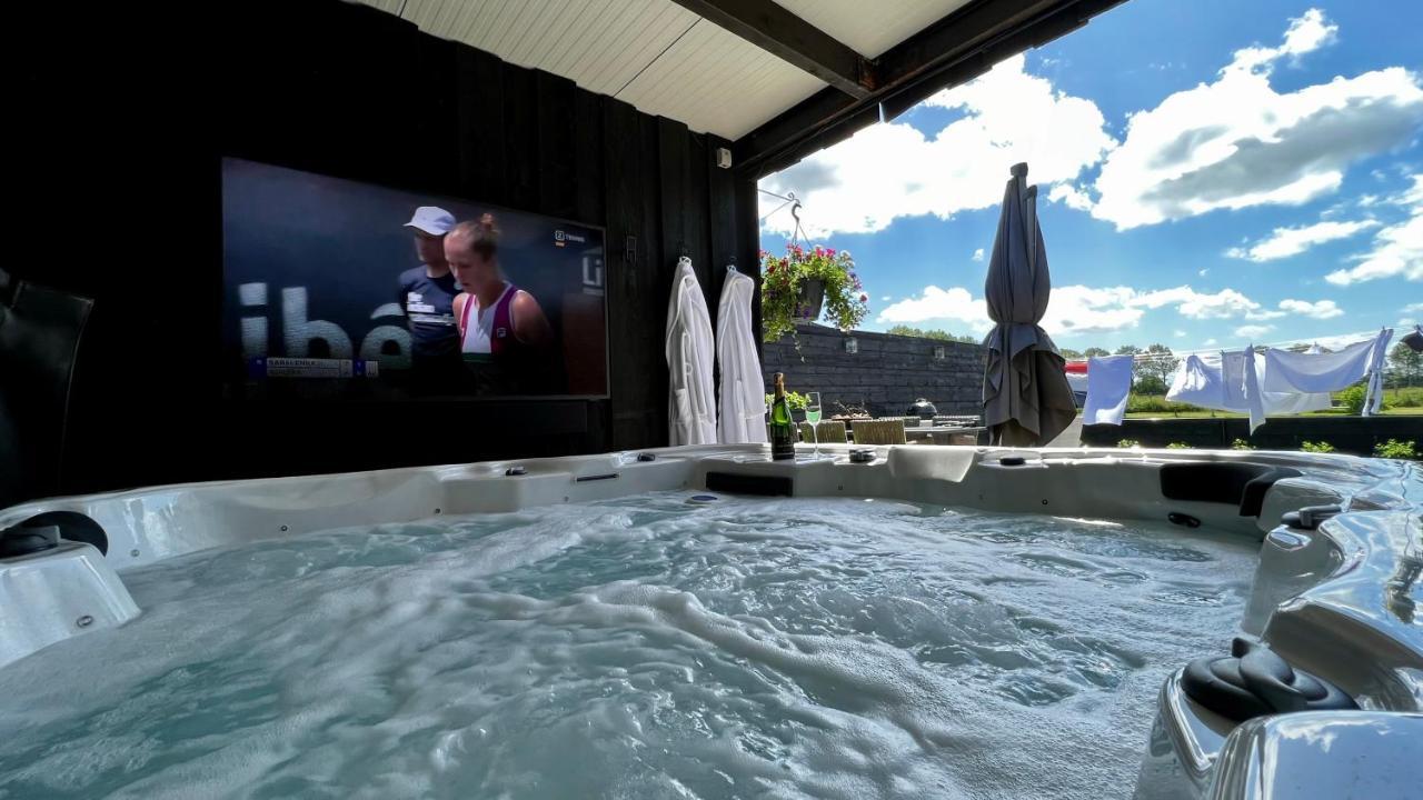 Puur Eastermar - Monumentaal, Authentiek En Luxe Koetshuis Aan Open Vaarwater Met Jacuzzi En Sauna Oostermeer エクステリア 写真