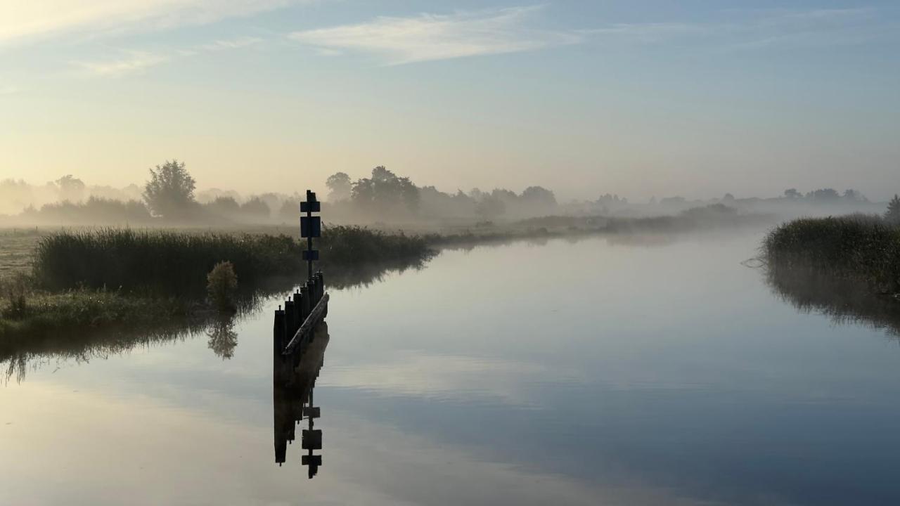 Puur Eastermar - Monumentaal, Authentiek En Luxe Koetshuis Aan Open Vaarwater Met Jacuzzi En Sauna Oostermeer エクステリア 写真