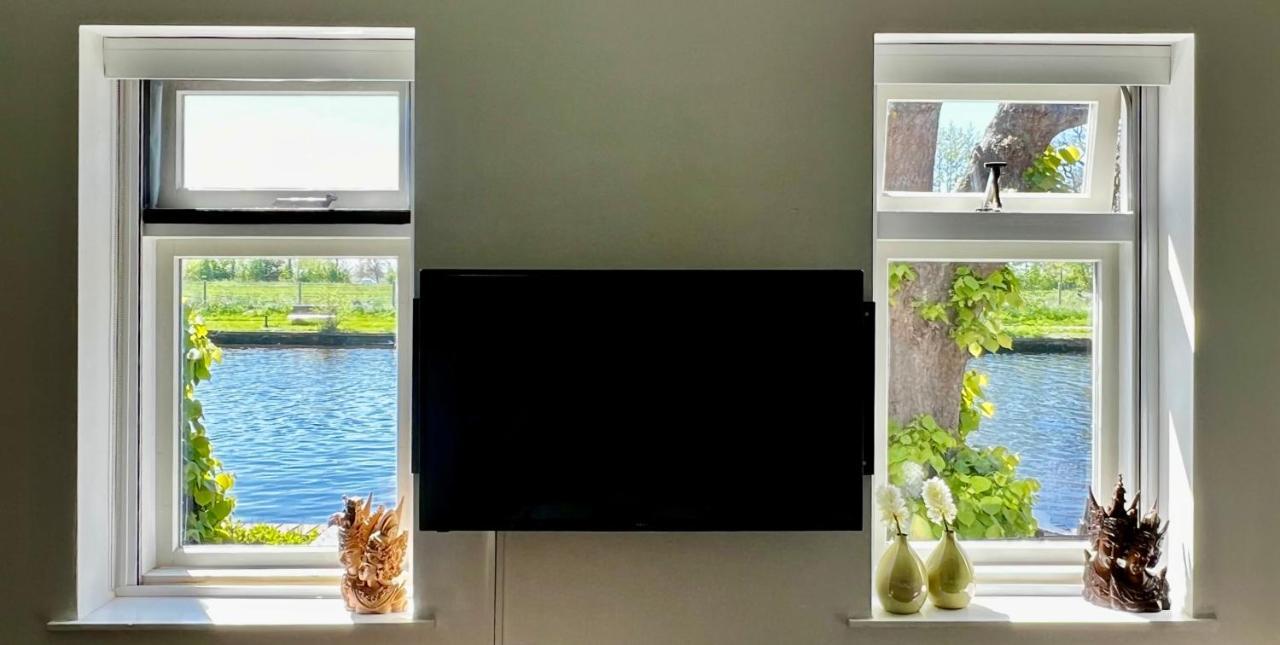 Puur Eastermar - Monumentaal, Authentiek En Luxe Koetshuis Aan Open Vaarwater Met Jacuzzi En Sauna Oostermeer エクステリア 写真