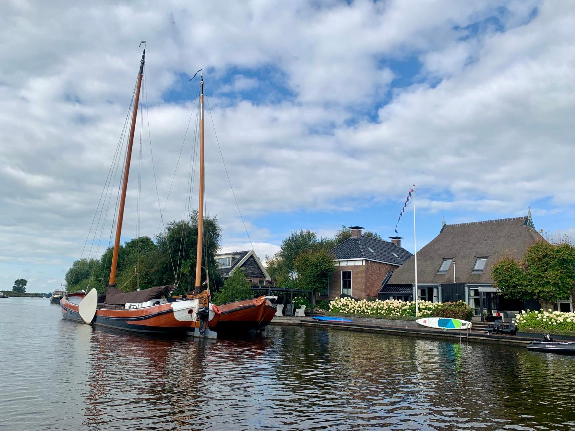 Puur Eastermar - Monumentaal, Authentiek En Luxe Koetshuis Aan Open Vaarwater Met Jacuzzi En Sauna Oostermeer エクステリア 写真