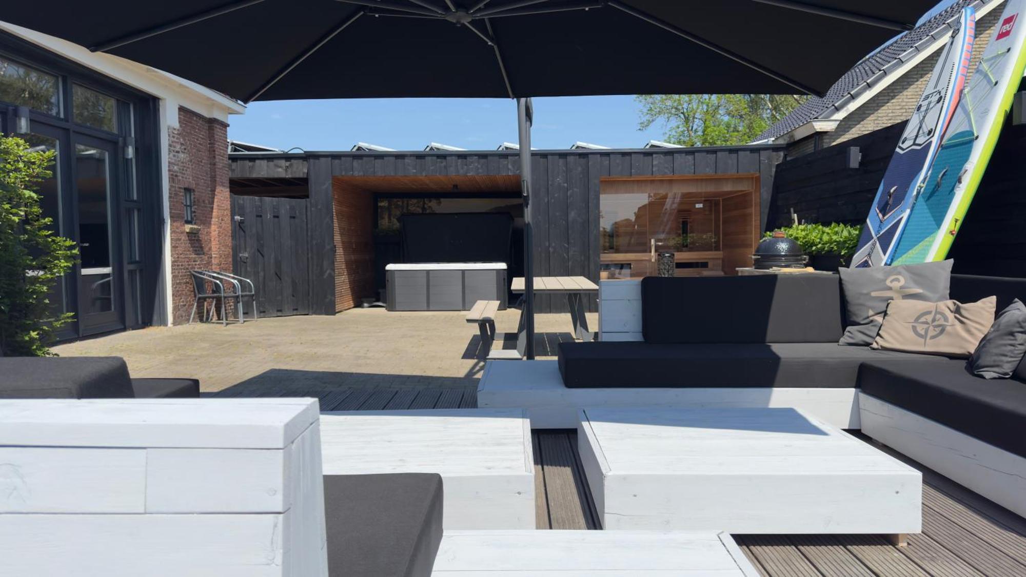 Puur Eastermar - Monumentaal, Authentiek En Luxe Koetshuis Aan Open Vaarwater Met Jacuzzi En Sauna Oostermeer エクステリア 写真