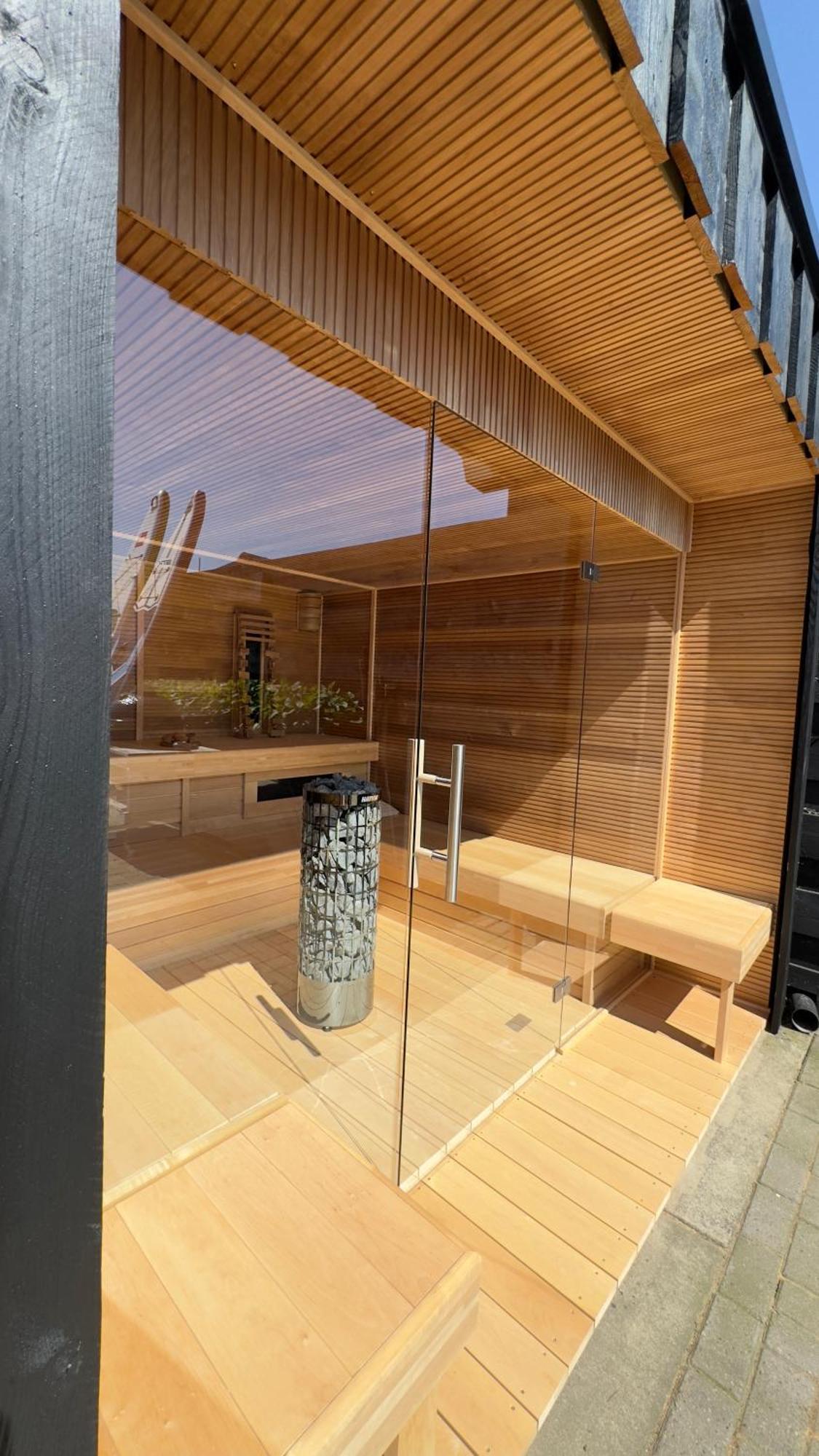 Puur Eastermar - Monumentaal, Authentiek En Luxe Koetshuis Aan Open Vaarwater Met Jacuzzi En Sauna Oostermeer エクステリア 写真