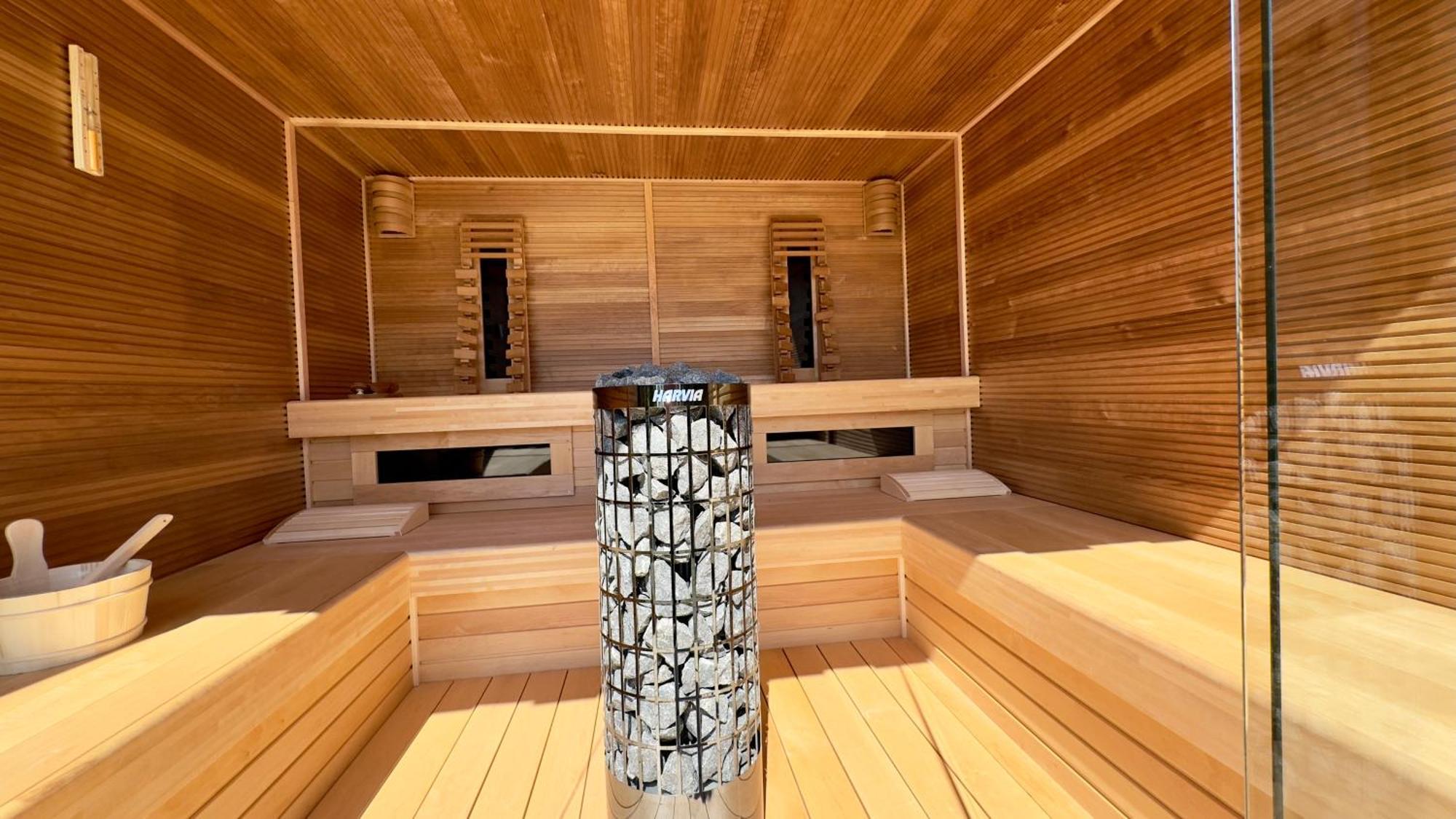 Puur Eastermar - Monumentaal, Authentiek En Luxe Koetshuis Aan Open Vaarwater Met Jacuzzi En Sauna Oostermeer エクステリア 写真